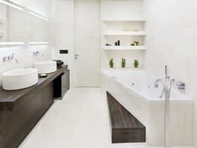 Светлая ванная комната с деревянными вставками