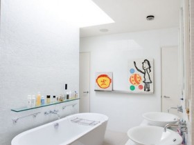 Идея дизайна светлой ванной комнаты