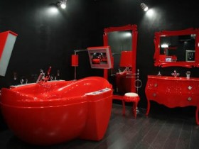 Сочетание темного с красным в интерьере ванной комнаты