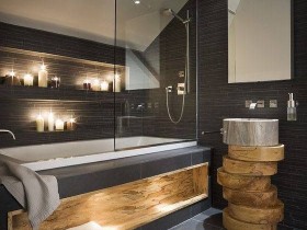 Темная ванная комната с деревянными вставками