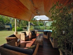 Деревянная терраса с садовой мебелью