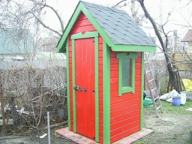 Красно-зеленый дачный туалет