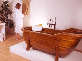 Стильная деревянная ванная