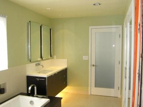 Современная ванная комната с подсветкой