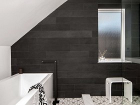 Современная ванная комната в черно-белом цветом